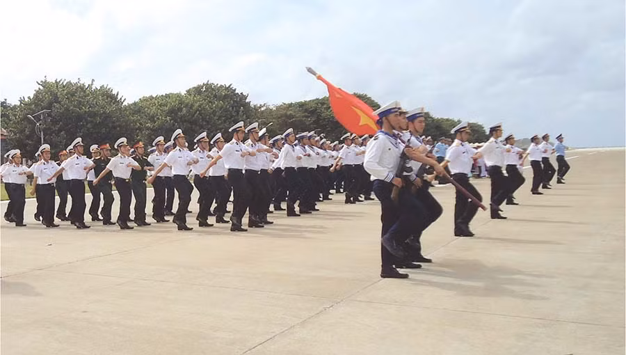  Cán bộ, chiến sĩ Trường Sa trong lễ chào cờ. Ảnh: T.S