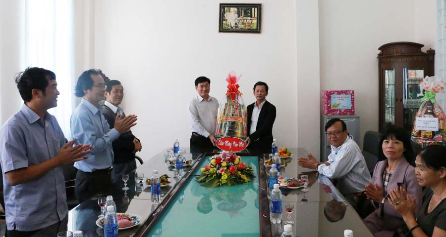 Đồng chí Dương Văn Trang tăng quà cho tập thể Báo Gia Lai. Ảnh: Q.T