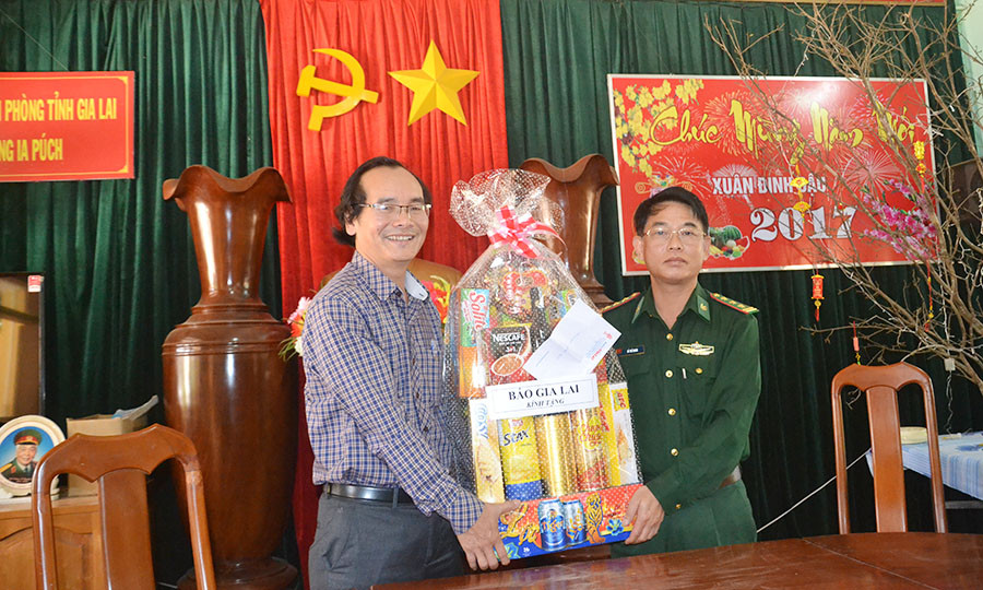 Ông Khuất Đình Viện-Phó Tổng Biên tập Báo Gia Lai tặng quà cho cán bộ, chiến sĩ Đồn Biên phòng Ia Púch. Ảnh: V.P