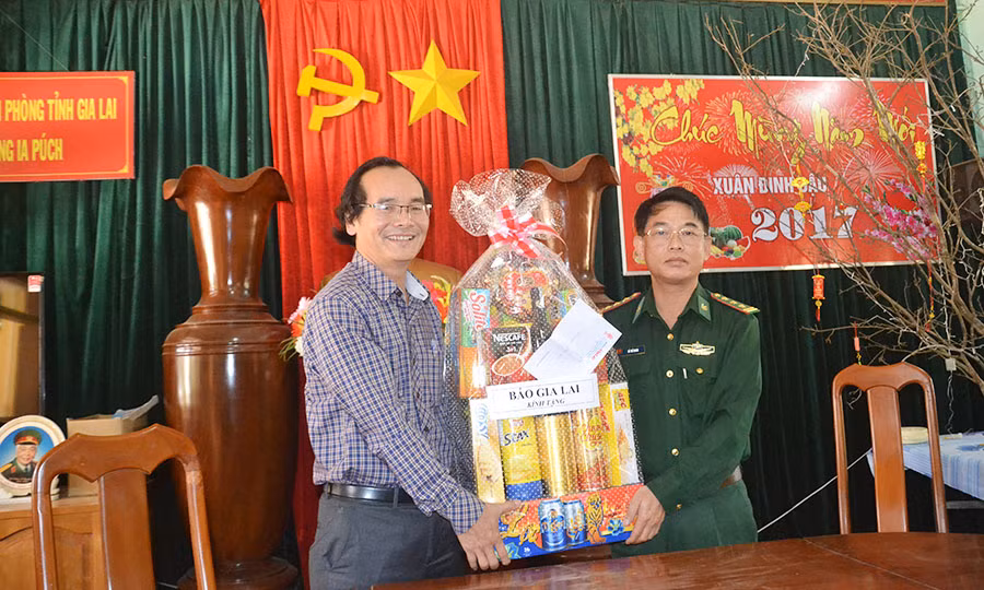 Ông Khuất Đình Viện-Phó Tổng Biên tập Báo Gia Lai tặng quà cho cán bộ, chiến sĩ Đồn Biên phòng Ia Púch. Ảnh: V.P