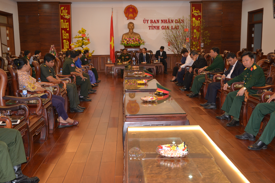 Đoàn cán bộ cấp cao Bộ Tư lệnh Quân khu IV sang thăm, chúc Tết lãnh đạo UBND tỉnh Gia Lai. Đoàn cán bộ cấp cao Bộ Tư lệnh Quân khu IV sang thăm, chúc Tết lãnh đạo UBND tỉnh Gia Lai.