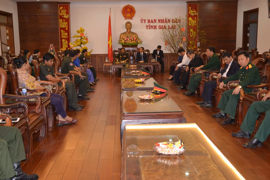 Đoàn cán bộ cấp cao Bộ Tư lệnh Quân khu IV sang thăm, chúc Tết lãnh đạo UBND tỉnh Gia Lai.