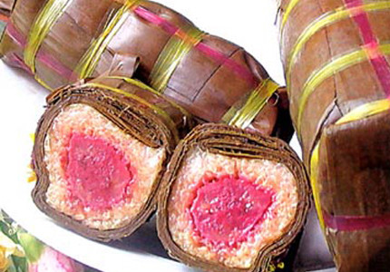 Bánh tét chuối thơm nức, phần nhân chuối khi luộc sẽ có màu hồng thơm ngon, đẹp mắt. Bánh tét chuối thơm nức, phần nhân chuối khi luộc sẽ có màu hồng thơm ngon, đẹp mắt.
