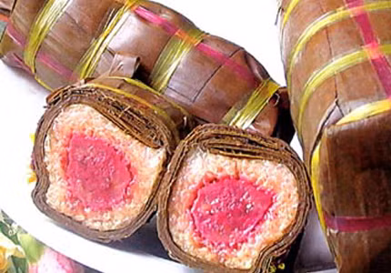 Bánh tét chuối thơm nức, phần nhân chuối khi luộc sẽ có màu hồng thơm ngon, đẹp mắt. Bánh tét chuối thơm nức, phần nhân chuối khi luộc sẽ có màu hồng thơm ngon, đẹp mắt.