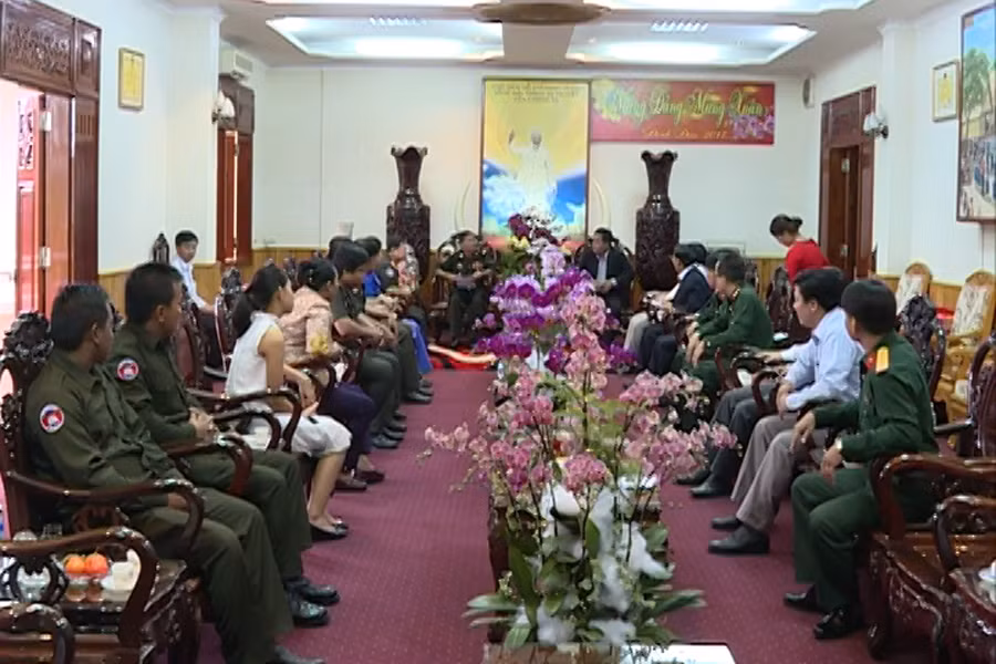 Đoàn cán bộ cấp cao Bộ Tư lệnh Quân khu IV sang thăm, chúc Tết lãnh đạo Tỉnh ủy Gia Lai.