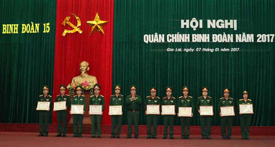 Đại tá Nguyễn Đức Thành- Bí thư Đảng ủy Binh đoàn trao danh hiệu Chiến sĩ tiên tiến năm 2016 cho các cá nhân. Ảnh: N.T.D Đại tá Nguyễn Đức Thành- Bí thư Đảng ủy Binh đoàn trao danh hiệu Chiến sĩ tiên tiến năm 2016 cho các cá nhân.