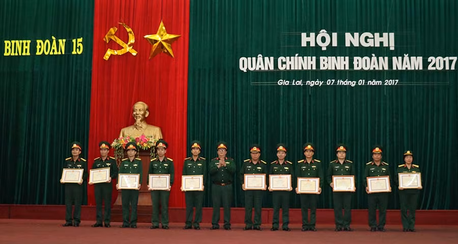 Đại tá Nguyễn Đức Thành- Bí thư Đảng ủy Binh đoàn trao danh hiệu Chiến sĩ tiên tiến năm 2016 cho các cá nhân.