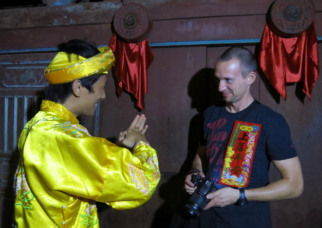 Người dân chúc du khách nhiều may mắn trong đêm giao thừa, đón năm mới