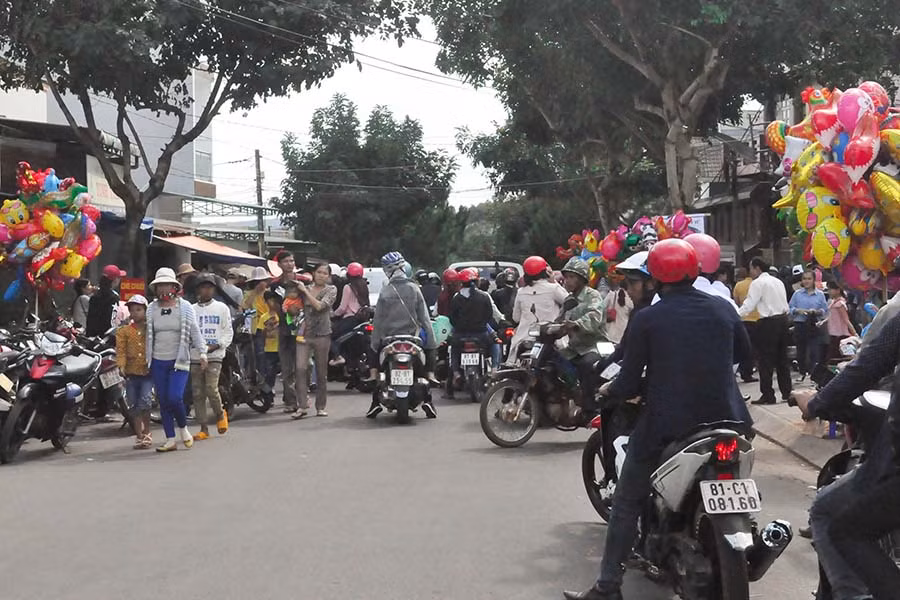 Tại Công viên Diên Hồng đã xảy ra tình trạng ùn tắc giao thông trước đoạn đường dẫn vào cổng Công viên. Ảnh: Trần Dung