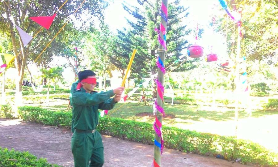 Chiến sĩ Đại đội Trinh sát tham gia trò chơi đập niêu. Ảnh: Anh Huy