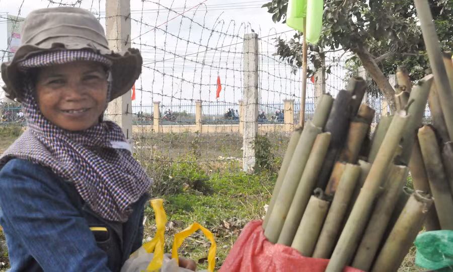 Chị Hmen (làng Bren- xã Biển Hồ-Tp.Pleiku) vui vẻ bán cơm lam phục vụ khách vui xuân. Ảnh: Trần Dung