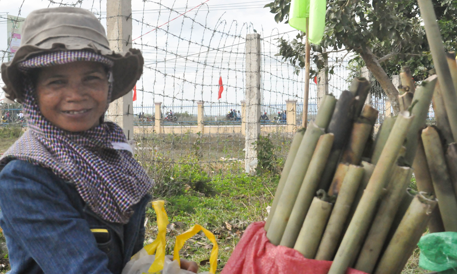 Chị Hmen (làng Bren- xã Biển Hồ-Tp.Pleiku) vui vẻ bán cơm lam phục vụ khách vui xuân. Ảnh: Trần Dung