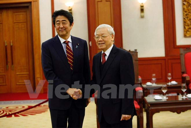 Thủ tướng Nhật Shinzo Abe chào xã giao Tổng Bí thư Nguyễn Phú Trọng. (Ảnh: Lê Minh Sơn/Vietnam+)