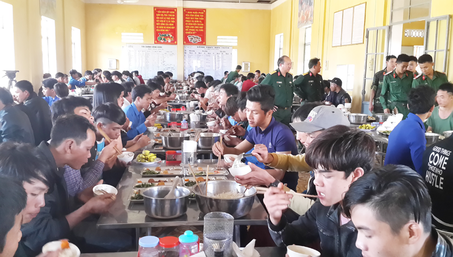 210 thanh niên tình nguyện nhập ngũ được trải nghiệm bữa ăn trong quân ngũ. Ảnh: A.H