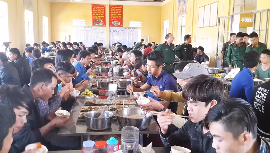 210 thanh niên tình nguyện nhập ngũ được trải nghiệm bữa ăn trong quân ngũ. Ảnh: A.H