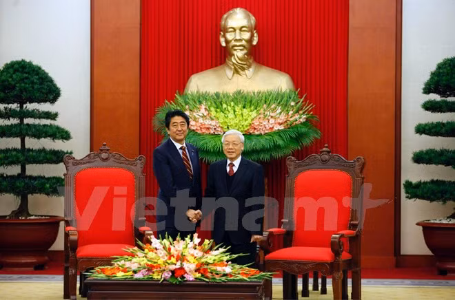 Thủ tướng Nhật Shinzo Abe chào xã giao Tổng Bí thư Nguyễn Phú Trọng. (Ảnh: Lê Minh Sơn/Vietnam+)