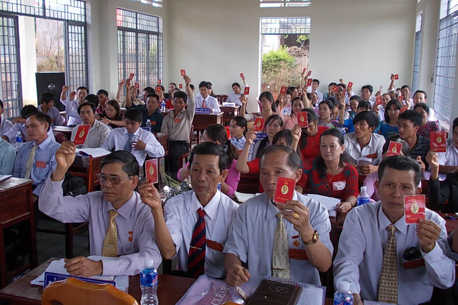 Biểu quyết các chỉ tiêu về phát triển đảng viên. Ảnh: T.N