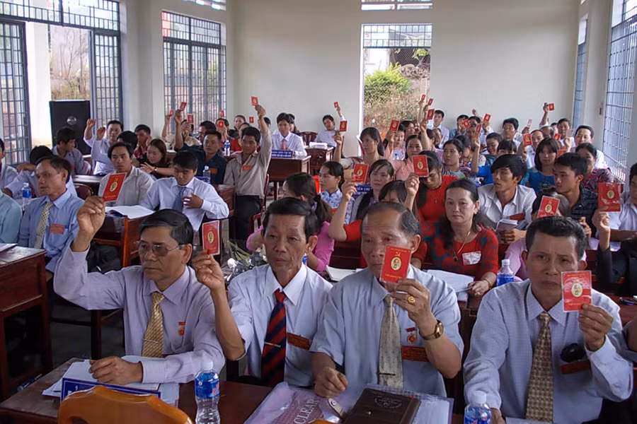 Biểu quyết các chỉ tiêu về phát triển đảng viên. Ảnh: T.N