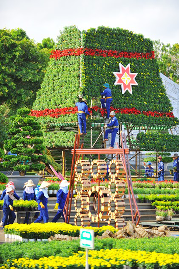 Các khối hình được công nhân sắp xếp đa dạng màu sắc.