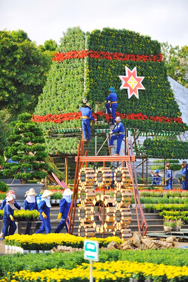 Các khối hình được công nhân sắp xếp đa dạng màu sắc.