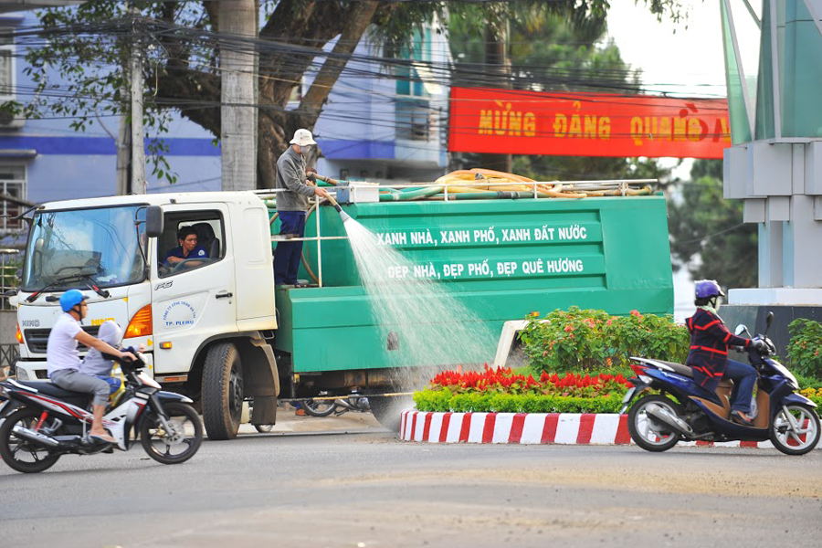 Vệ sinh tưới hoa trên các tuyến phố.