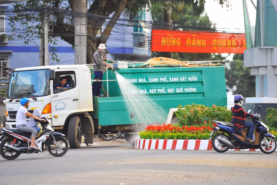 Vệ sinh tưới hoa trên các tuyến phố.