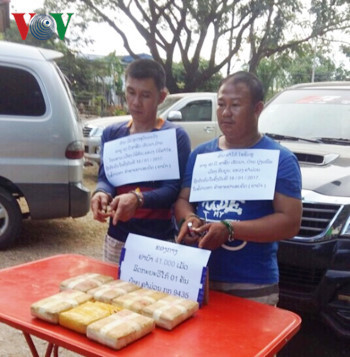 Hai đối tượng người Lào cùng tang vật bị lực lượng chức năng bắt giữ. Hai đối tượng người Lào cùng tang vật bị lực lượng chức năng bắt giữ.