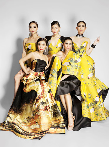 Những mẫu thiết kế đậm chất cổ điển, sang trọng và quyền lực với gan màu vàng chủ đạo, đã biến 5 mỹ nhân thành những nữ hoàng sắc đẹp ấn tượng. 6