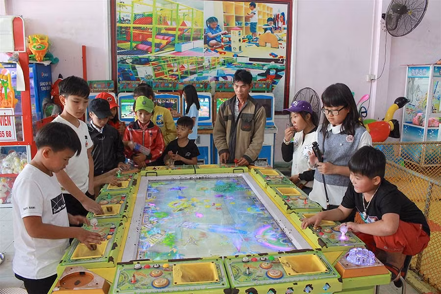 Trò bắn cá thu hút người chơi. Ảnh: Hồng Thi Trò bắn cá thu hút người chơi. Ảnh: Hồng Thi