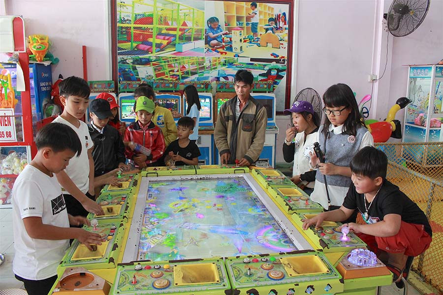 Trò bắn cá thu hút người chơi. Ảnh: Hồng Thi Trò bắn cá thu hút người chơi. Ảnh: Hồng Thi