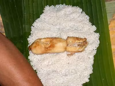 Cho nhân chuối sứ vào. Cho nhân chuối sứ vào.