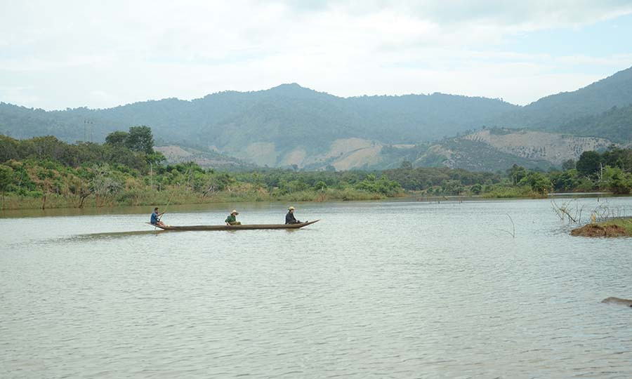 Bóng dáng chiếc thuyền độc mộc ngày càng vắng bóng trên dòng sông. Ảnh: P.L Bóng dáng chiếc thuyền độc mộc ngày càng vắng bóng trên dòng sông. Ảnh: P.L