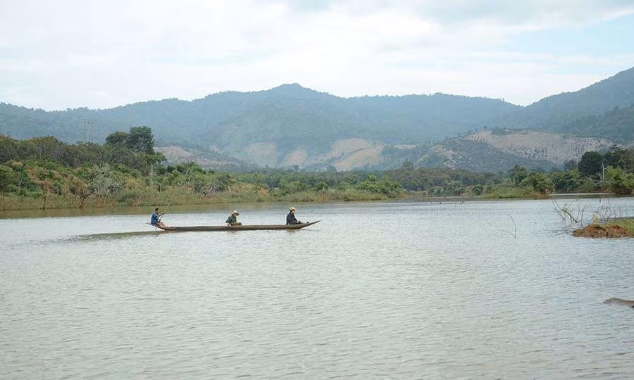 Bóng dáng chiếc thuyền độc mộc ngày càng vắng bóng trên dòng sông. Ảnh: P.L