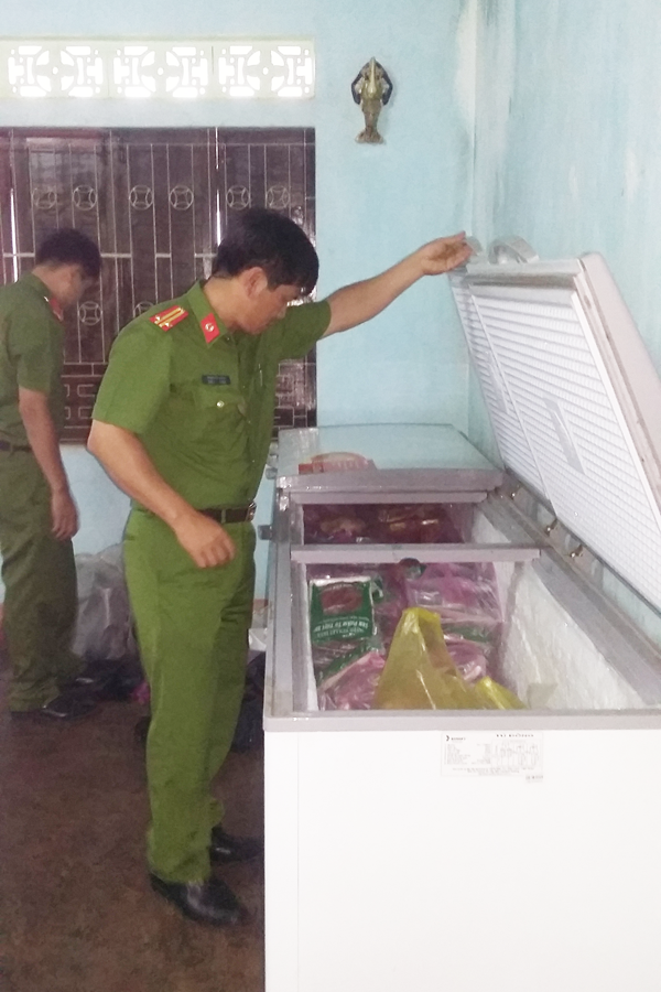 Cán bộ Phòng Cảnh sát Môi trường Công an tỉnh kiểm tra một cơ sở kinh doanh thực phẩm. Ảnh: L.A