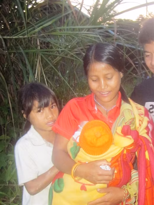 H’riu và đứa con nhỏ của mình.