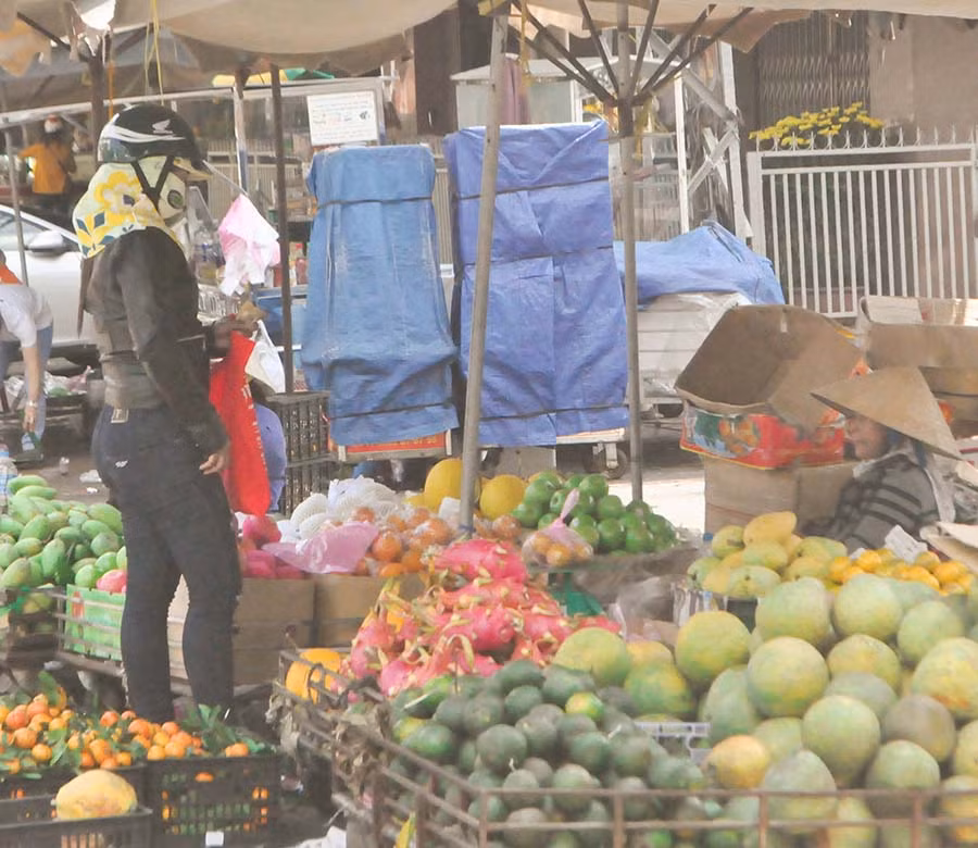 Sạp hàng trái cây “đón” khách đầu năm. Ảnh: Trần Dung