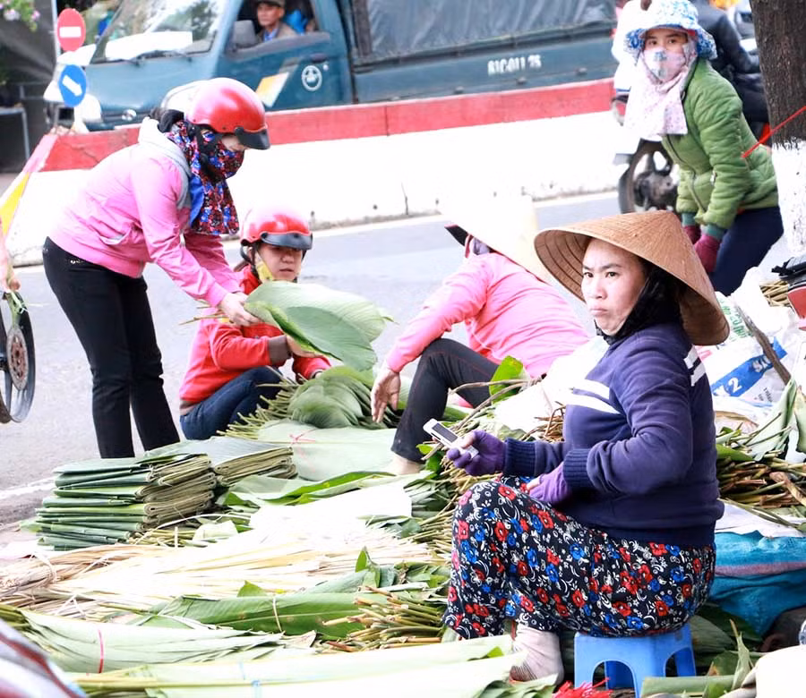Lá dong, lá chuối được bày bán trên đường Trần Phú. Ảnh: Q.T Lá dong, lá chuối được bày bán trên đường Trần Phú. Ảnh: Q.T