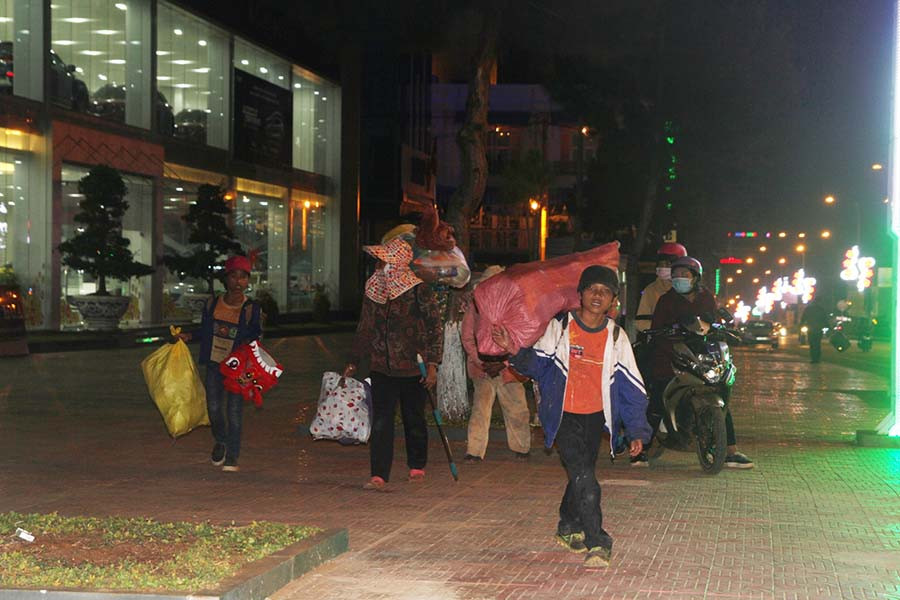  Hiêm với chiến lợi phẩm trên lưng. Ảnh: Văn Ngọc