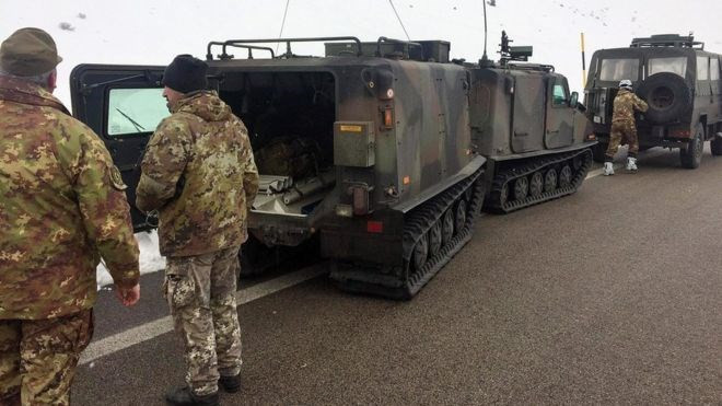 Nhân viên cứu hộ đến hiện trường vụ tai nạn trực thăng. (Nguồn: EPA)