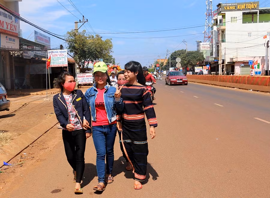 Các bạn trẻ cùng nhau đi du Xuân, chúc Tết. Ảnh: Quang Tấn Các bạn trẻ cùng nhau đi du Xuân, chúc Tết. Quang Tấn