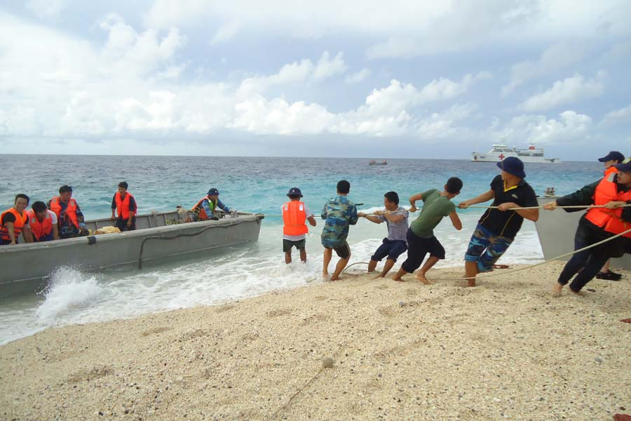  Kéo xuồng vào đảo An Bang. Ảnh: T.S