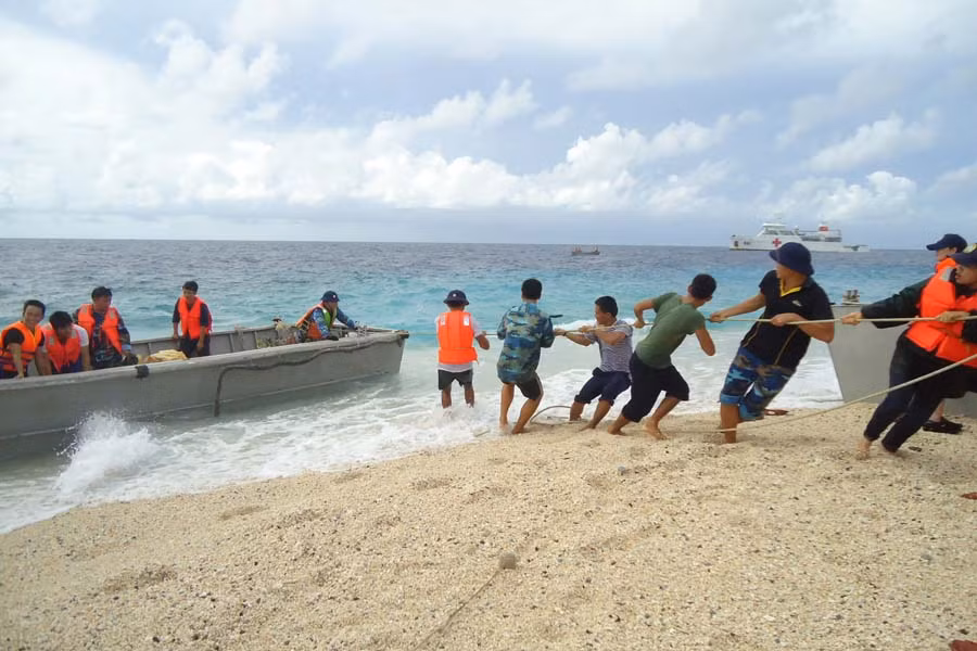  Kéo xuồng vào đảo An Bang. Ảnh: T.S