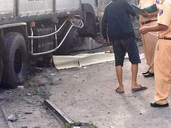 Nạn nhân tử vong dưới gầm xe tải.