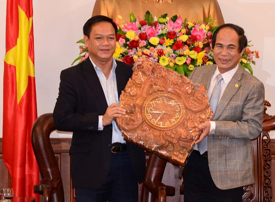 Đoàn đại biểu tỉnh Ratanakiri tặng quà lãnh đạo UBND tỉnh Gia Lai. Ảnh: Ngọc Thu  Đoàn đại biểu tỉnh Ratanakiri tặng quà lãnh đạo UBND tỉnh Gia Lai. Ảnh: Ngọc Thu