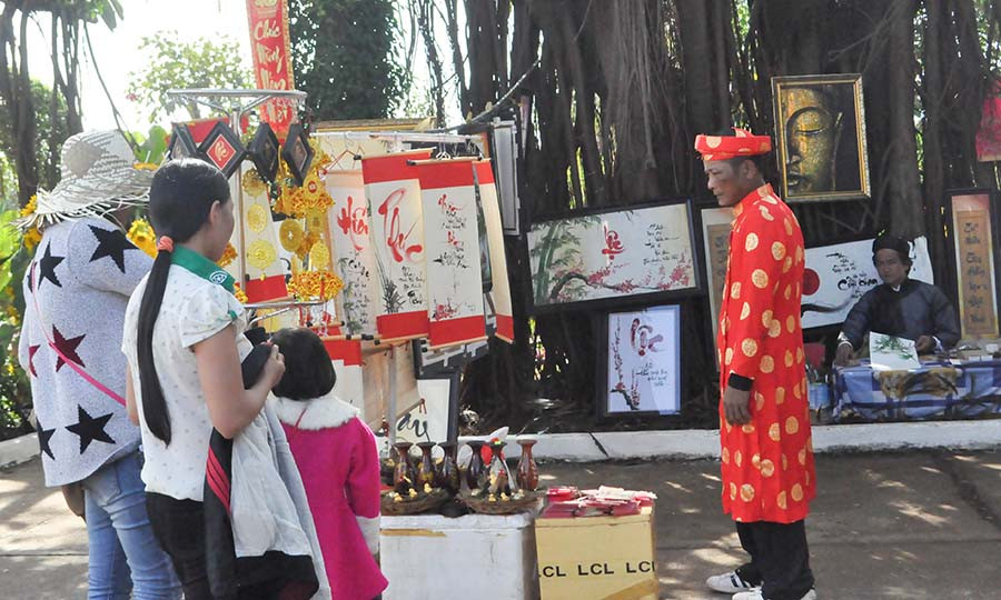 Nhiều người thích thú khám phá Phố ông đồ tại Công viên Văn hóa Đồng Xanh. Ảnh: Trần Dung Nhiều người thích thú khám phá Phố ông đồ tại Công viên Văn hóa Đồng Xanh. Ảnh: Trần Dung