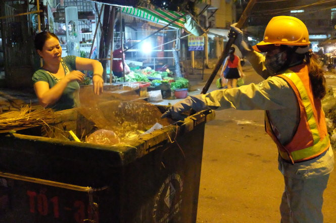Mỗi ca làm rác kéo dài 5-6 tiếng liền, chị Hồng Thị Kim Được làm không ngơi nghỉ cho đến khi con đường, khu chợ do chị đảm nhận sạch sẽ, tươm tất. Những công nhân làm rác đều cần mẫn, tận tụy như vậy. Mỗi ca làm rác kéo dài 5-6 tiếng liền, chị Hồng Thị Kim Được làm không ngơi nghỉ cho đến khi con đường, khu chợ do chị đảm nhận sạch sẽ, tươm tất. Những công nhân làm rác đều cần mẫn, tận tụy như vậy.