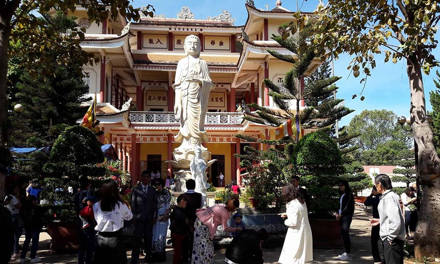 Chùa Bửu Nghiêm cũng là nơi nhiều người chọn đến. Ảnh: Đỗ Hằng