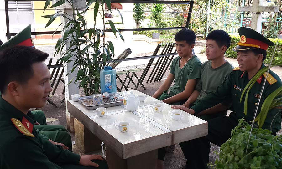 Cán bộ Lữ đoàn 273 thăm hỏi, động viên chiến sĩ. Ảnh: Anh Huy