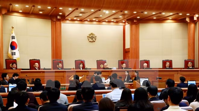 Chánh án Park Han-chul (giữa) và các thẩm phán chủ trì phiên điều trần xem xét luận tội Tổng thống Park Geun-hye lần 2 tại Tòa án Hiến pháp ở Seoul ngày 5-1.