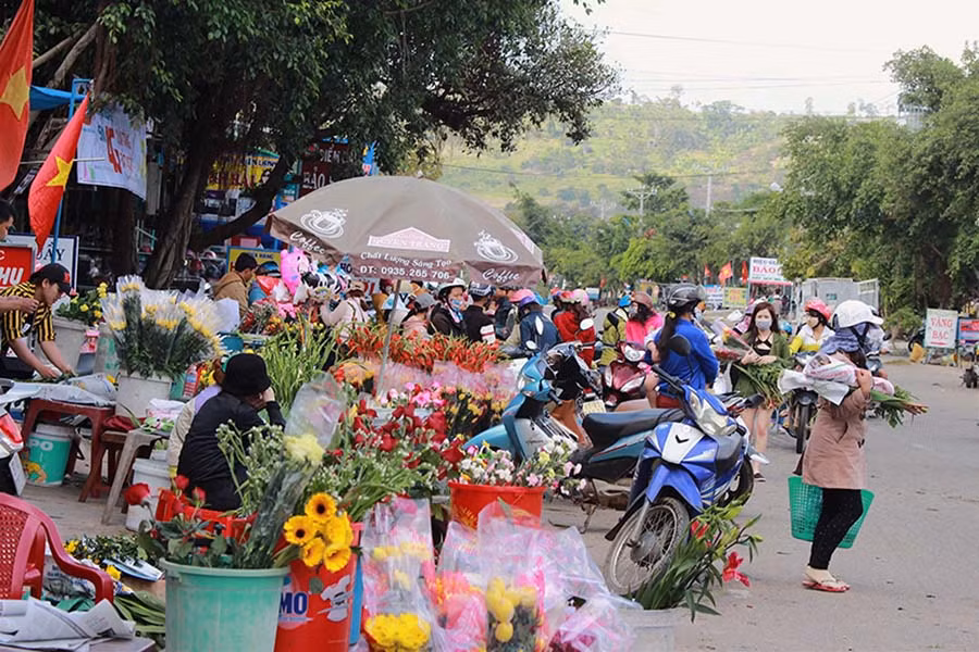 Cả người bán lẫn người mua ai cũng “chạy đua” để kịp về đón Giao thừa. Ảnh: Hồng Thi